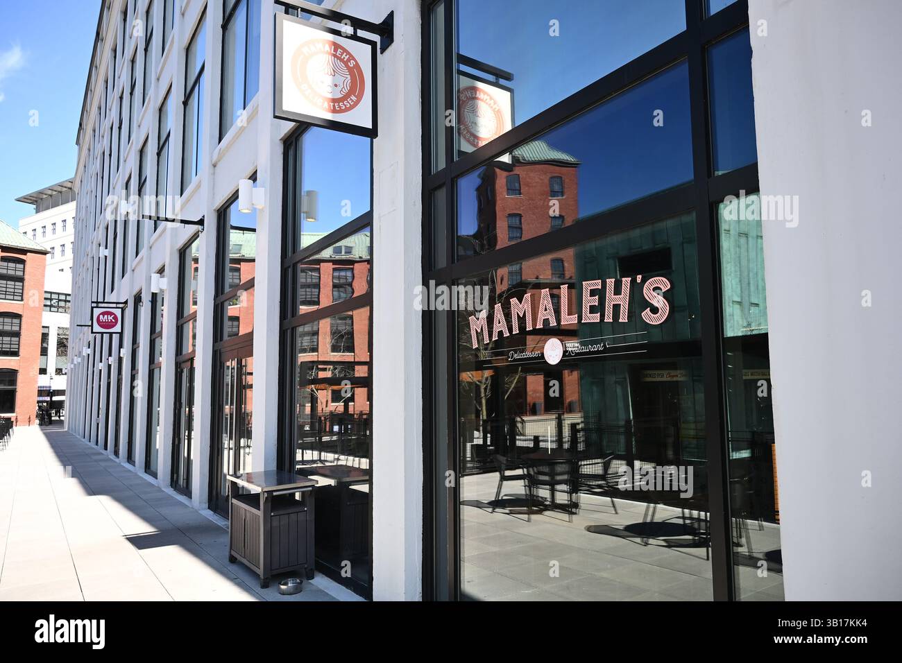 CAMBRIDGE, MASSACHUSETTS - 1. April 2025: Mamalehs Delicatessen ein koscherer Feinkost am One Kendall Square. Stockfoto