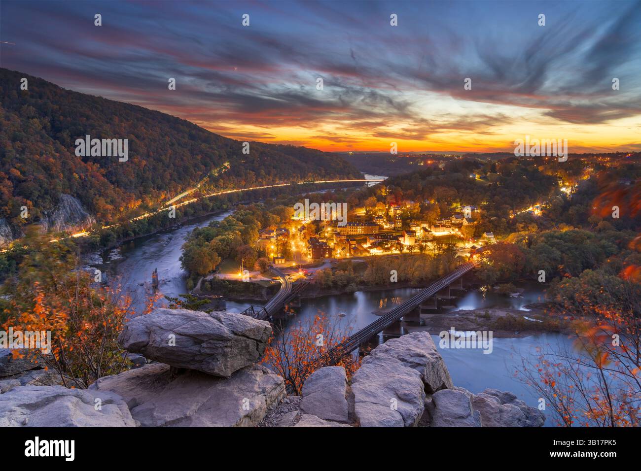 Harpers Ferry, West Virginia, USA mit Blick auf das Shenandoah Valley im Herbst bei Dämmerung. Stockfoto
