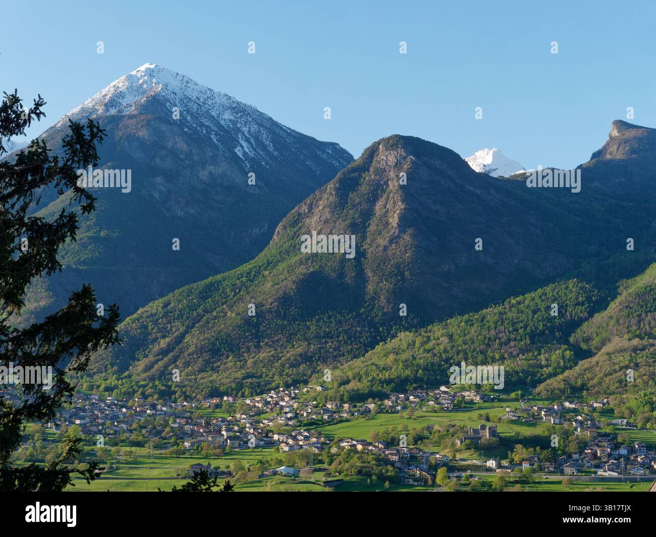 Blick über die Stadt Fenis und ihre Burg unter schneebedeckten Bergen im Aostatal, Italien, 24. April 2025 Stockfoto