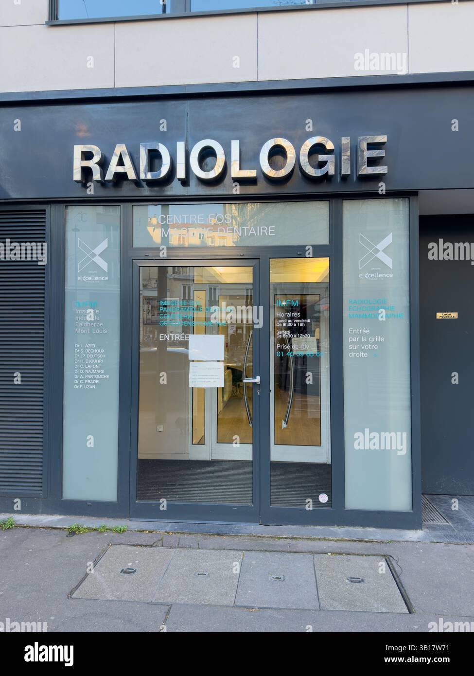 Der Eingang der Radiologie-Klinik zeigt modernes Design und Gesundheitsdienste in einer lebhaften städtischen Umgebung Stockfoto