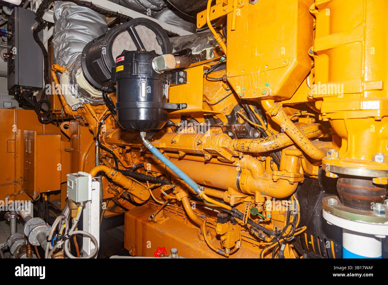 Dieselgenerator im Maschinenraum des Schiffes. Stockfoto