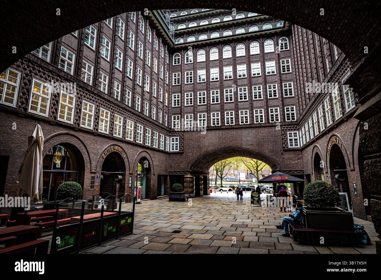 Toller Blick von außen auf den Innenhof des berühmten Chilehauses in Hamburg, mit seiner unverwechselbaren Fassade mit so vielen weiß gerahmten Fenstern Stockfoto