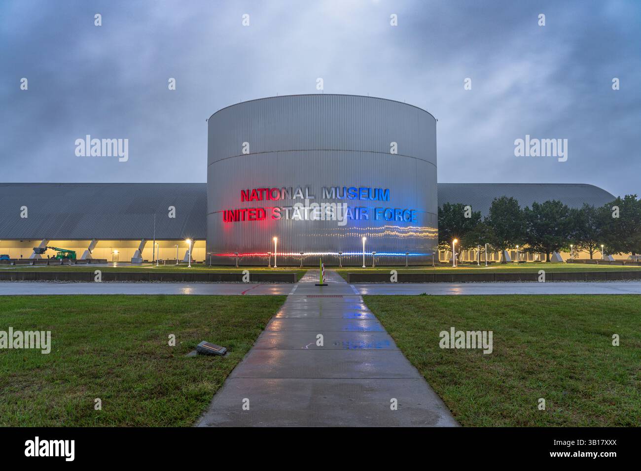 DAYTON, OHIO - 29. SEPTEMBER 2024: Das National Museum der United States Air Force zur blauen Stunde. Sie gilt als die älteste und größte militärische A Stockfoto