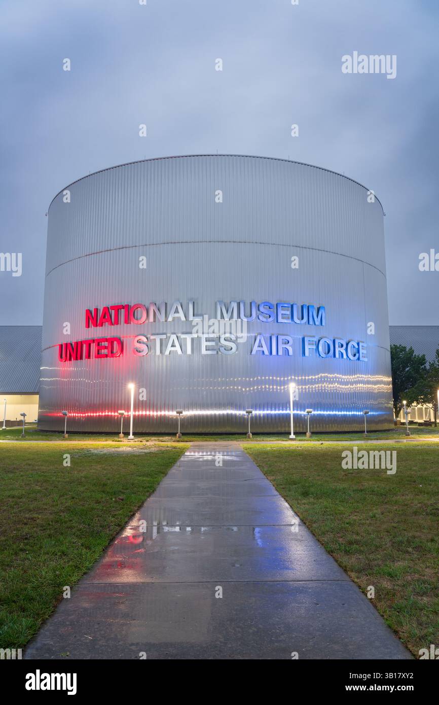 DAYTON, OHIO - 29. SEPTEMBER 2024: Das National Museum der United States Air Force zur blauen Stunde. Sie gilt als die älteste und größte militärische A Stockfoto