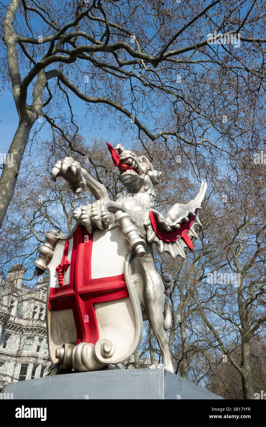 Eintritt in die City of London, Großbritannien, gekennzeichnet durch die Statue des Drachen mit Schild und dem rot-weißen Kreuz von Saint George an der Themse Stockfoto