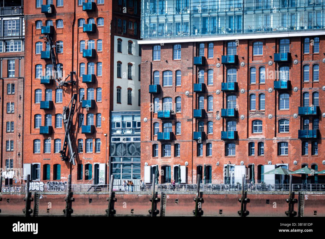 Toller Blick auf kürzlich renovierte historische Bürgerhäuser, die in moderne Wohnhäuser am Flussufer in Hamburg umgewandelt wurden Stockfoto