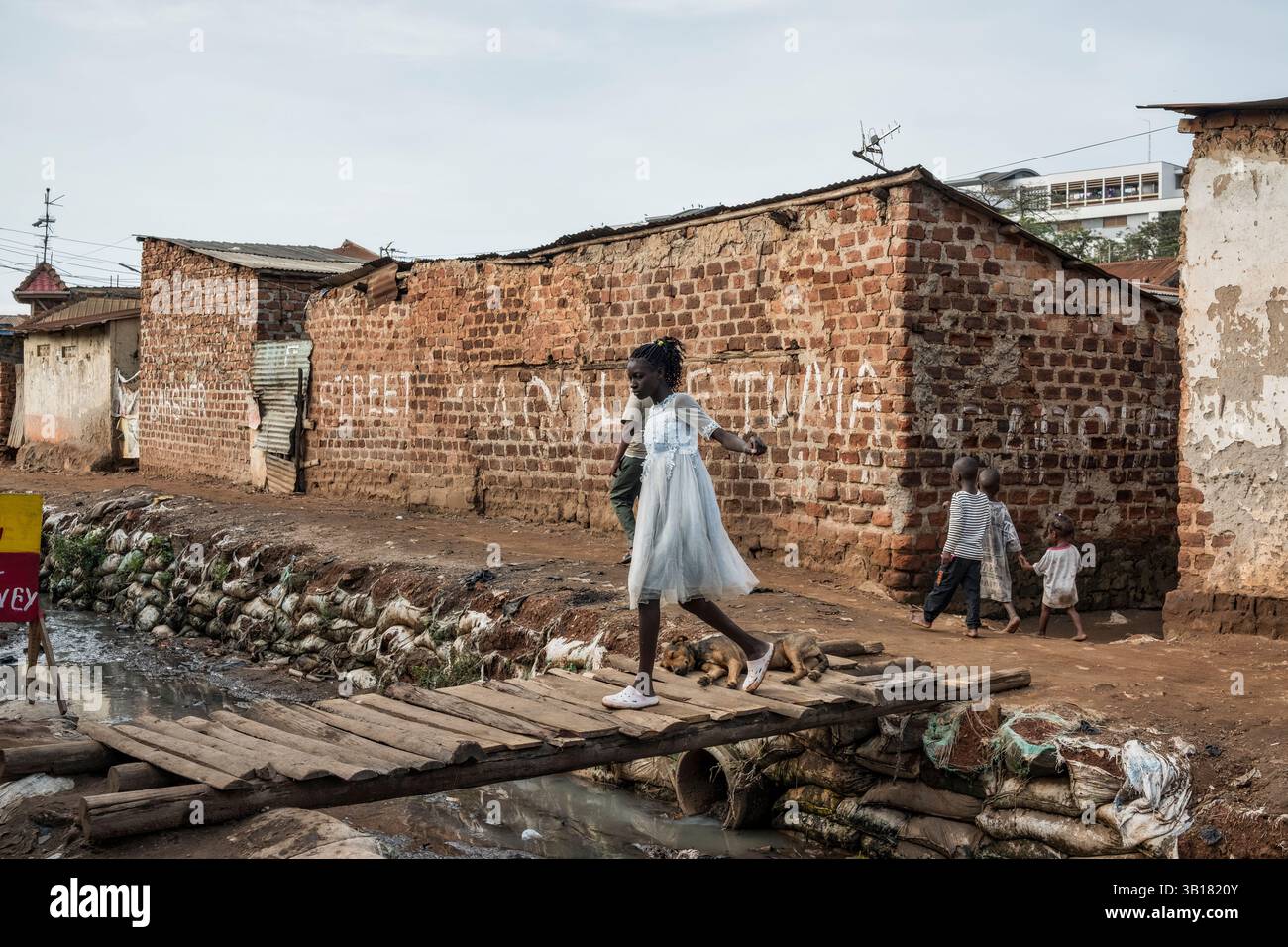 Religiöse Messe mit Pastor in Katanga Slum, Kampala, Uganda, Afrika Stockfoto