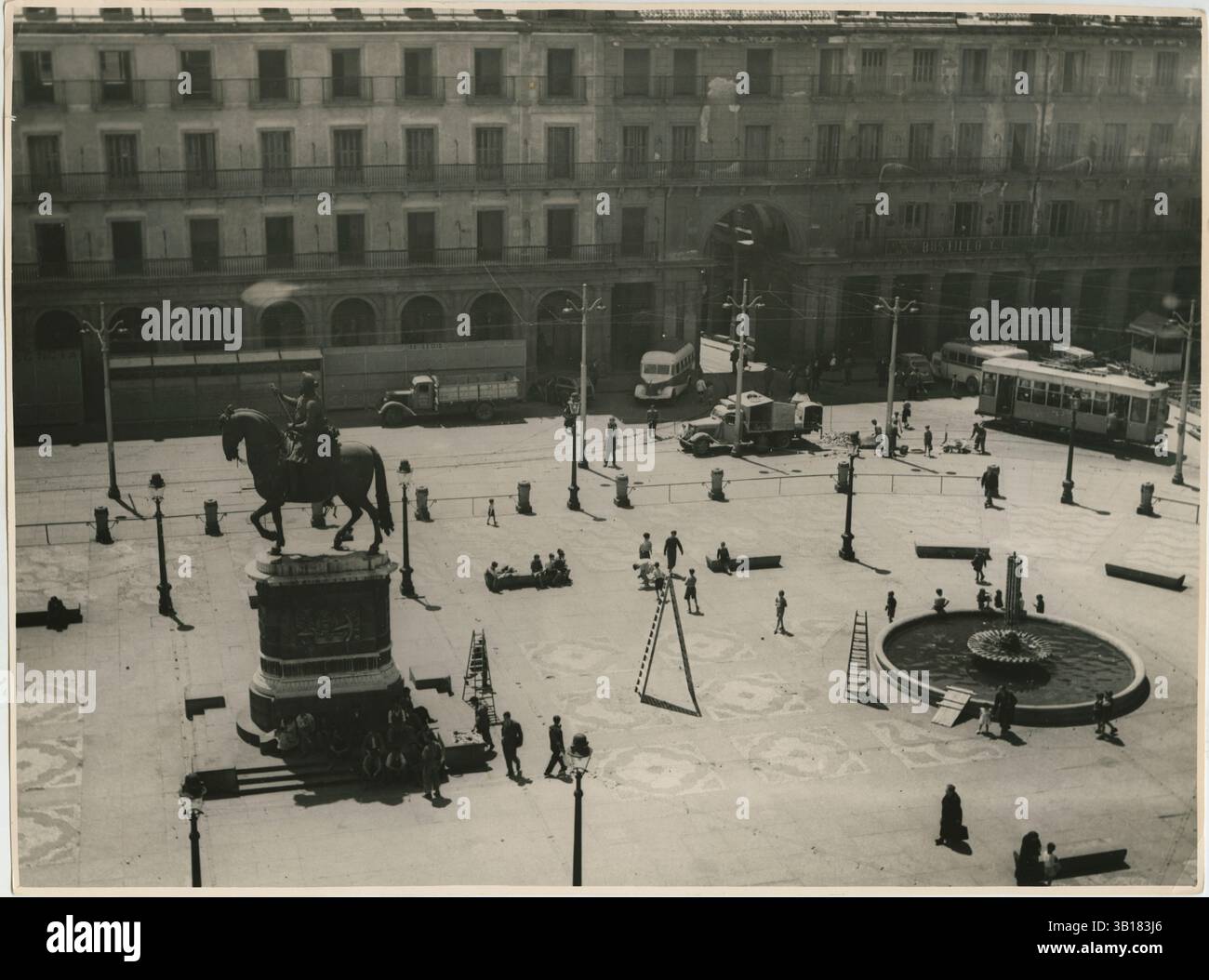 Madrid, Mai 1955. Die Plaza Mayor mit ihren kreisförmigen Springbrunnen und dem Verkehr, der sie überquert. Quelle: Album / Archivo ABC / Virgilio Muro Stockfoto