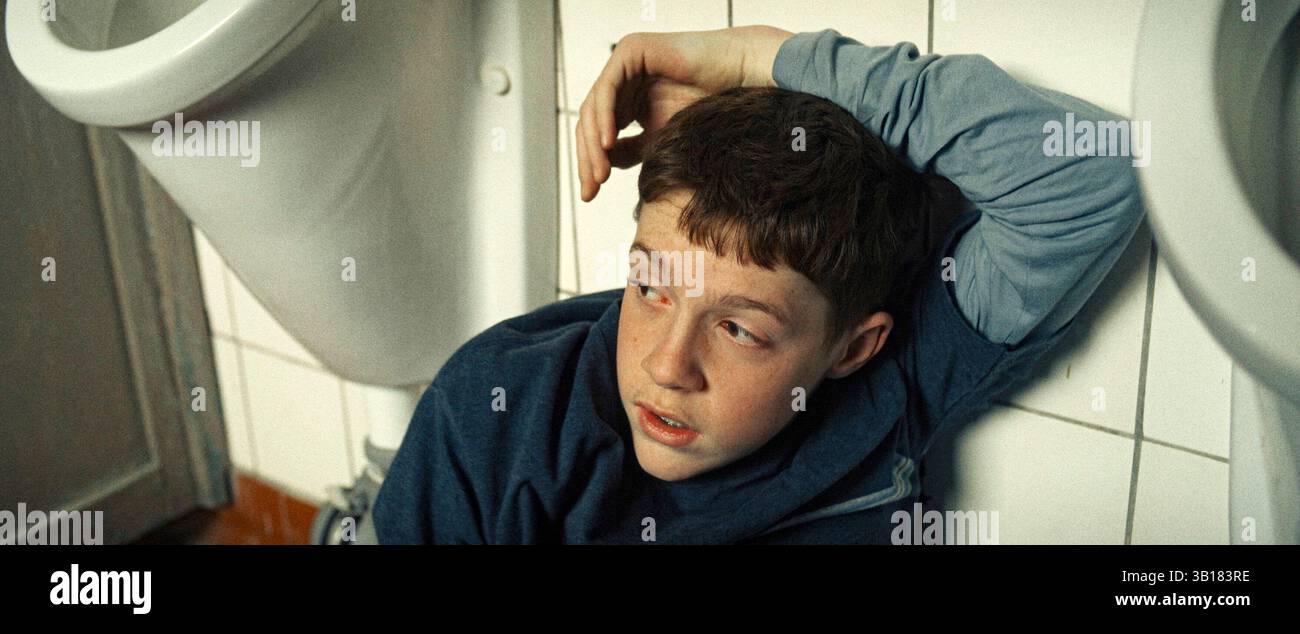 ANTON FRANKE IN MIT DER FAUST IN DIE WELT SCHLAGEN (2025), REGIE: CONSTANZE KLAUE. Quelle: Chromosom Filmproduktion / Flare Film / Album Stockfoto