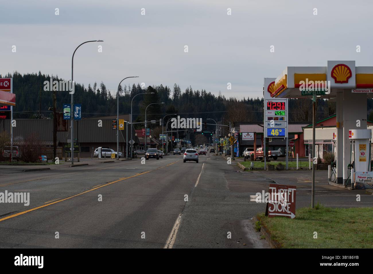FORKS, WA, USA - 7. April 2025: Eine Shell-Tankstelle in Forks, Washington. Shell plc ist ein britisches multinationales Öl- und Gasunternehmen mit Hauptsitz in Großbritannien. Stockfoto FORKS, WA, USA - 7. April 2025: Eine Shell-Tankstelle in Forks, Washington. Shell plc ist ein britisches multinationales Öl- und Gasunternehmen mit Hauptsitz in Großbritannien. Stockfoto