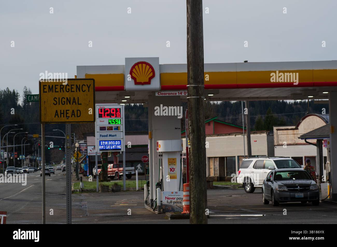 FORKS, WA, USA - 7. April 2025: Eine Shell-Tankstelle in Forks, Washington. Shell plc ist ein britisches multinationales Öl- und Gasunternehmen mit Hauptsitz in Großbritannien. Stockfoto FORKS, WA, USA - 7. April 2025: Eine Shell-Tankstelle in Forks, Washington. Shell plc ist ein britisches multinationales Öl- und Gasunternehmen mit Hauptsitz in Großbritannien. Stockfoto