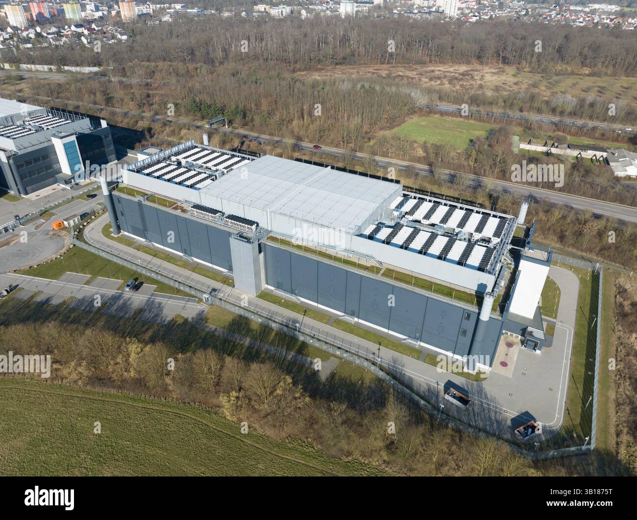 Luftaufnahmen von großen Rechenzentren, Rechenzentren, Deutschland. IoT, Big Data, IT, Informationstechnologie, digitale Infrastruktur, KI, künstlich Stockfoto
