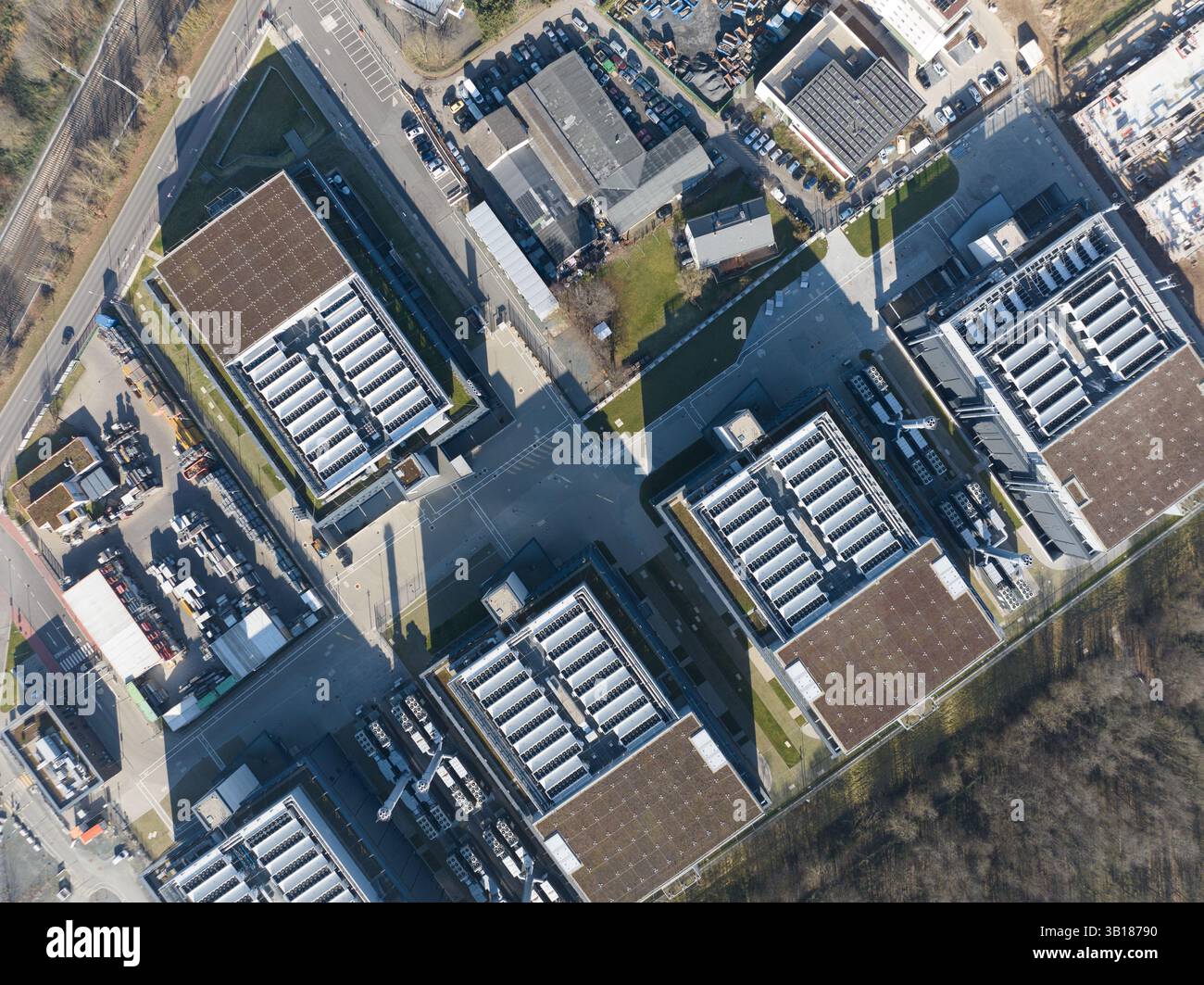 Luftaufnahmen von großen Rechenzentren, Rechenzentren, Deutschland. IoT, Big Data, IT, Informationstechnologie, digitale Infrastruktur, KI, künstlich Stockfoto