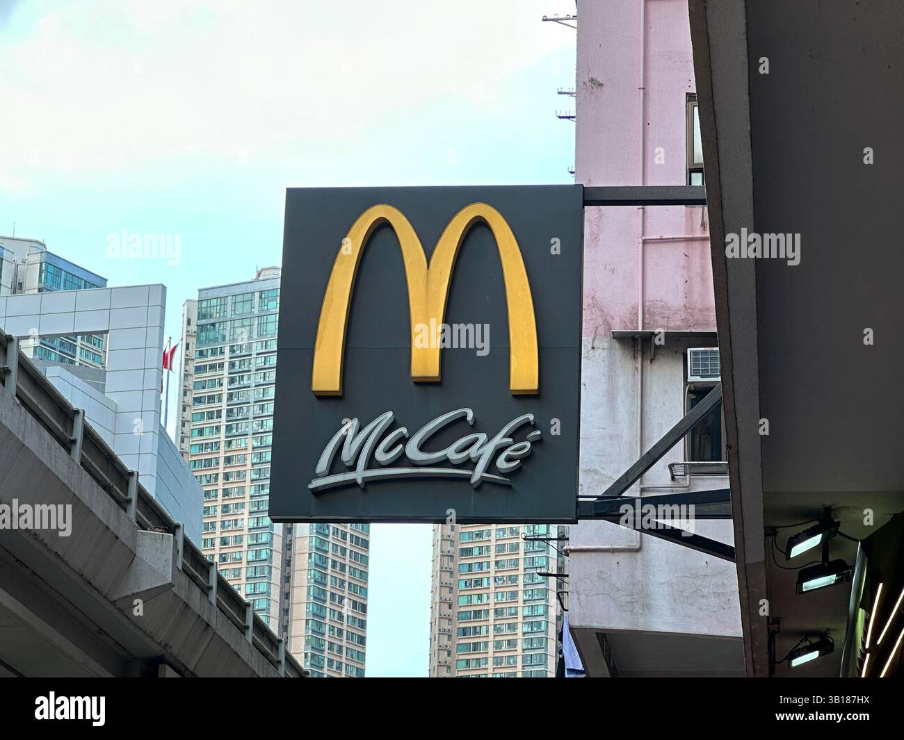 Hongkong, China - 20. September 2023 das McDonald's McCafe-Schild hebt sich durch die berühmten goldenen Bögen in einer geschäftigen Stadt hervor. - Smartphone-aufgenommenes Stockfoto