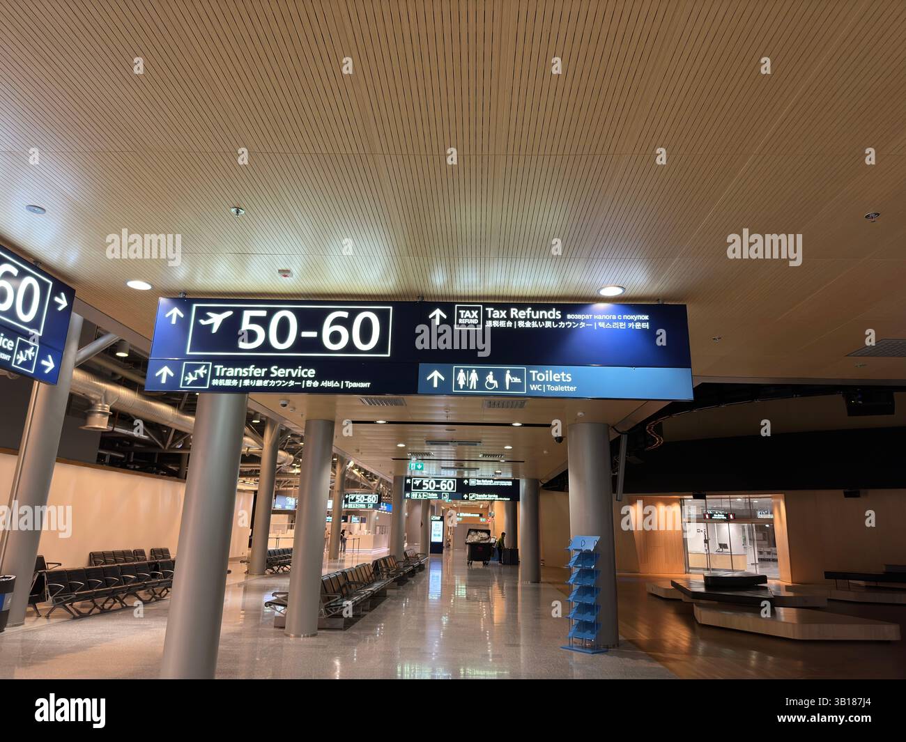 Flughafen Helsinki, Finnland - 18. September 2023. Im Terminal des Flughafens Vanda mit deutlichen Hinweisschildern für Passagiere. Stockfoto