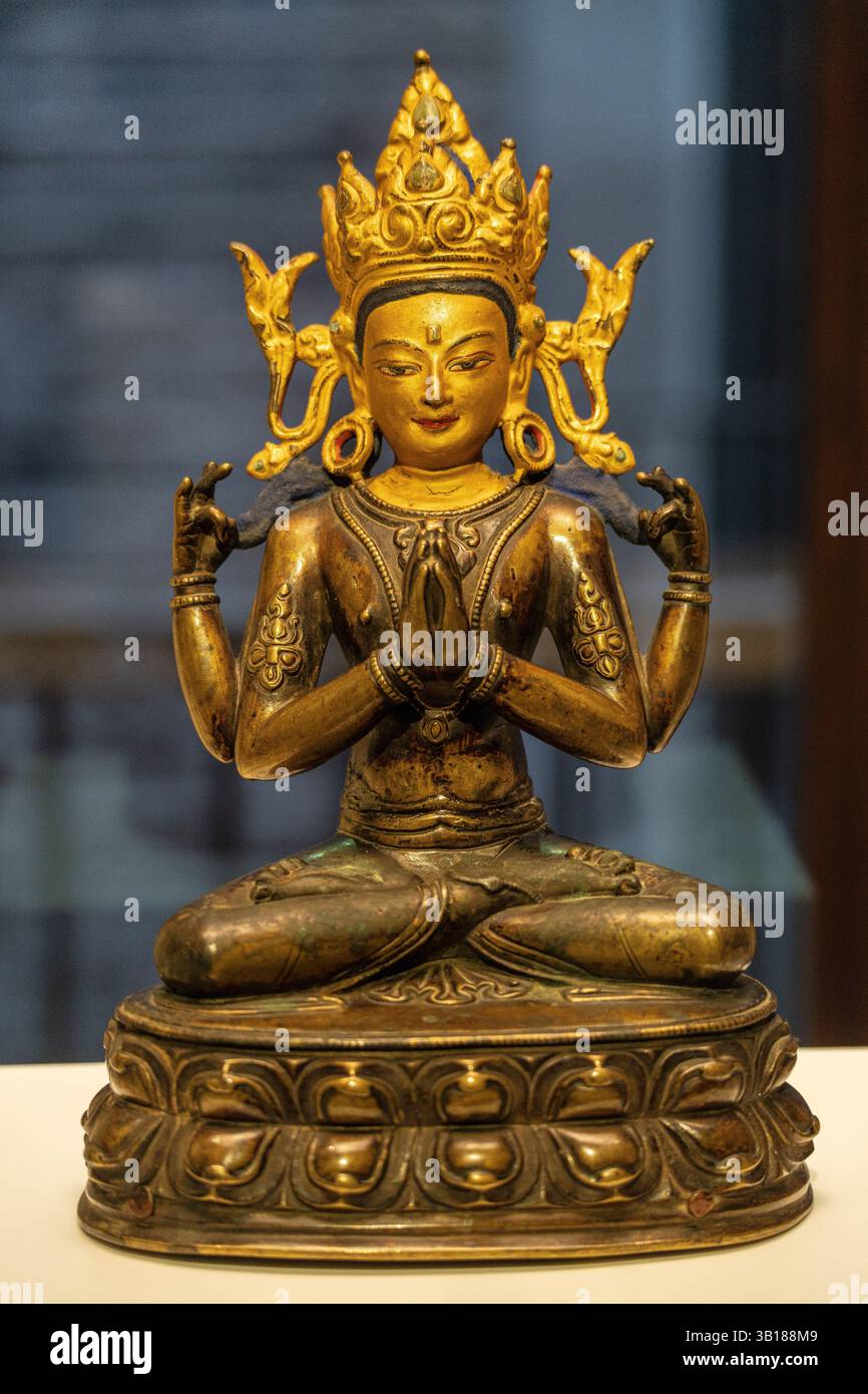bodhisattva Shadakshari Lokeshvara, Westtibet, 14. Jahrhundert, vergoldetes und bemaltes Messing, MuEC, Barcelona, Katalonien, Spanien. Stockfoto