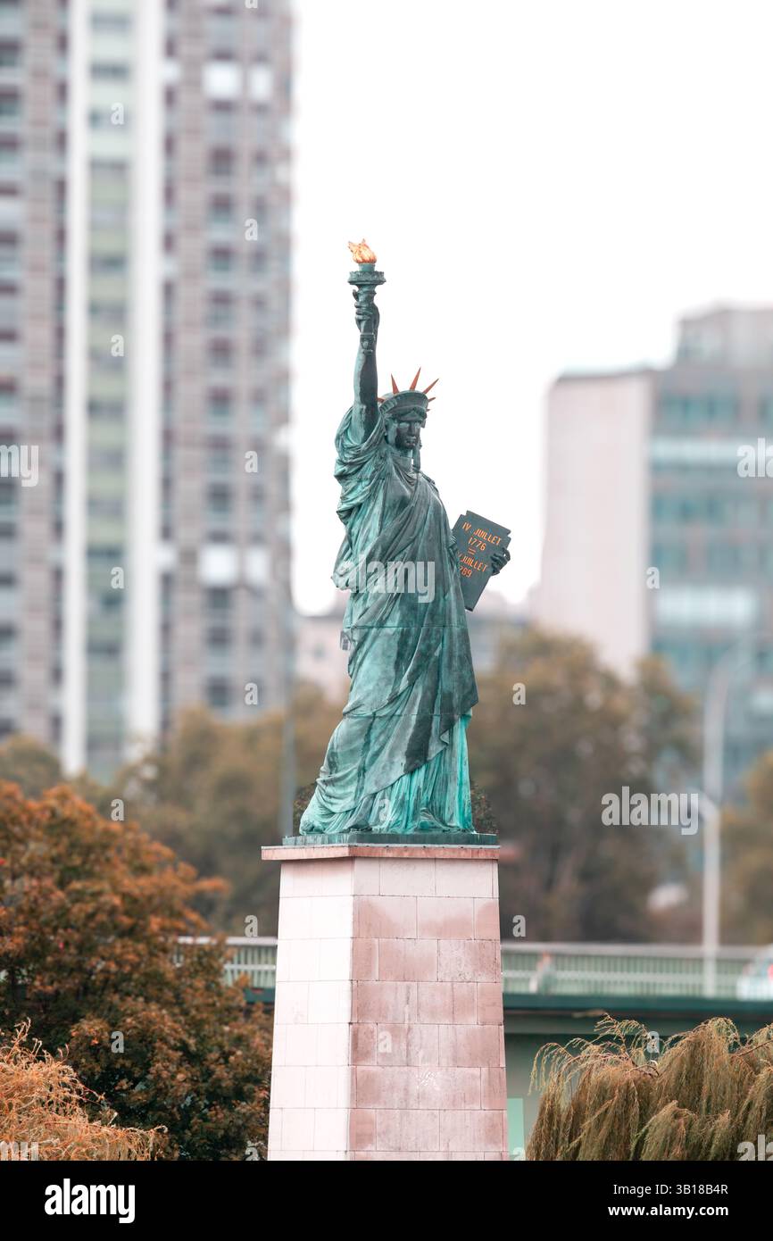 Eine Nachbildung der Freiheitsstatue auf der Île aux Cygnes in Paris, Frankreich, eine kleinere Version des Originals in New York. Stockfoto
