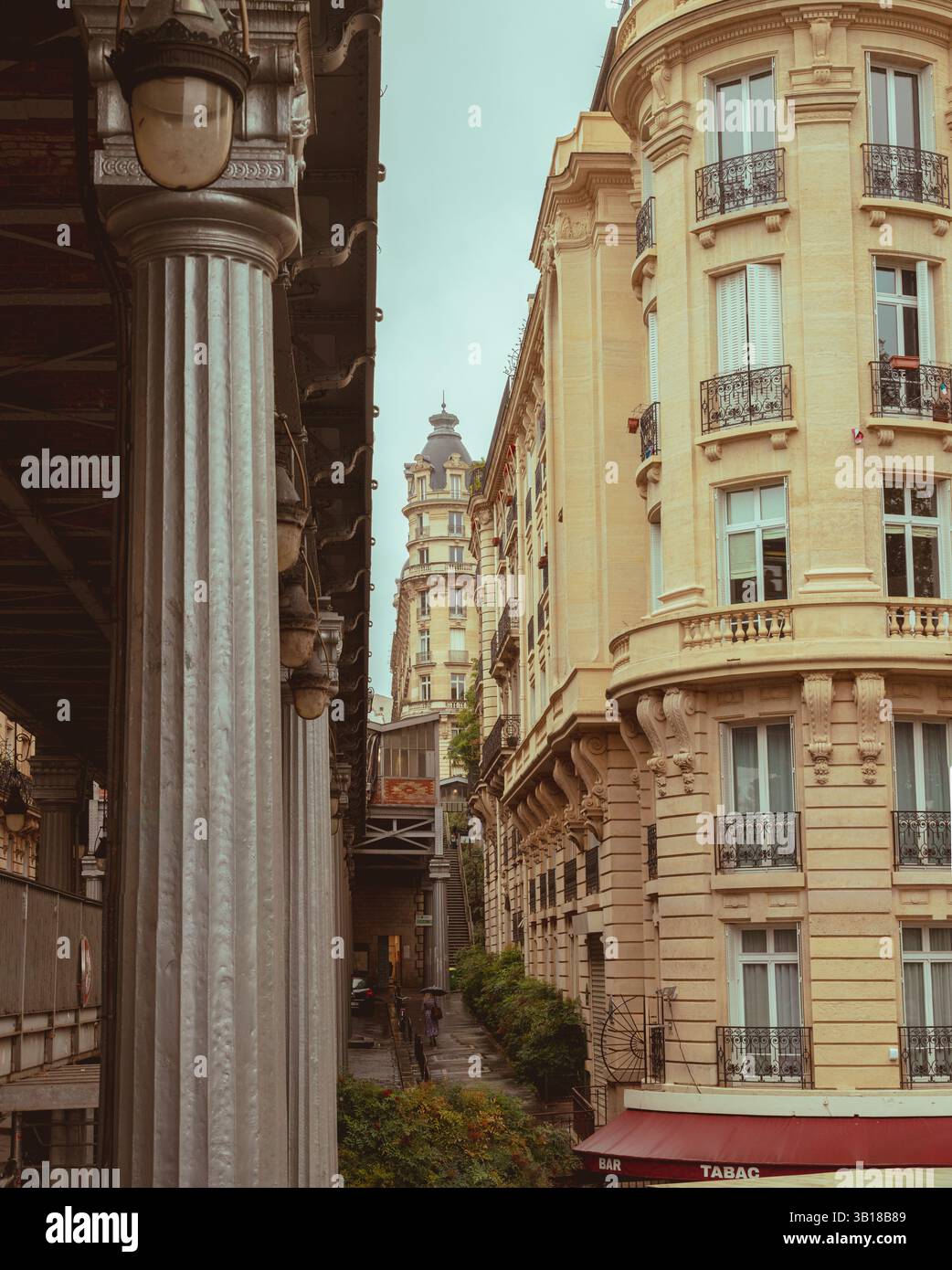 Moderne Wohngebäude entlang der Promenade Jean-Paul Belmondo in Paris mit zeitgenössischer städtischer Architektur an der seine. Stockfoto