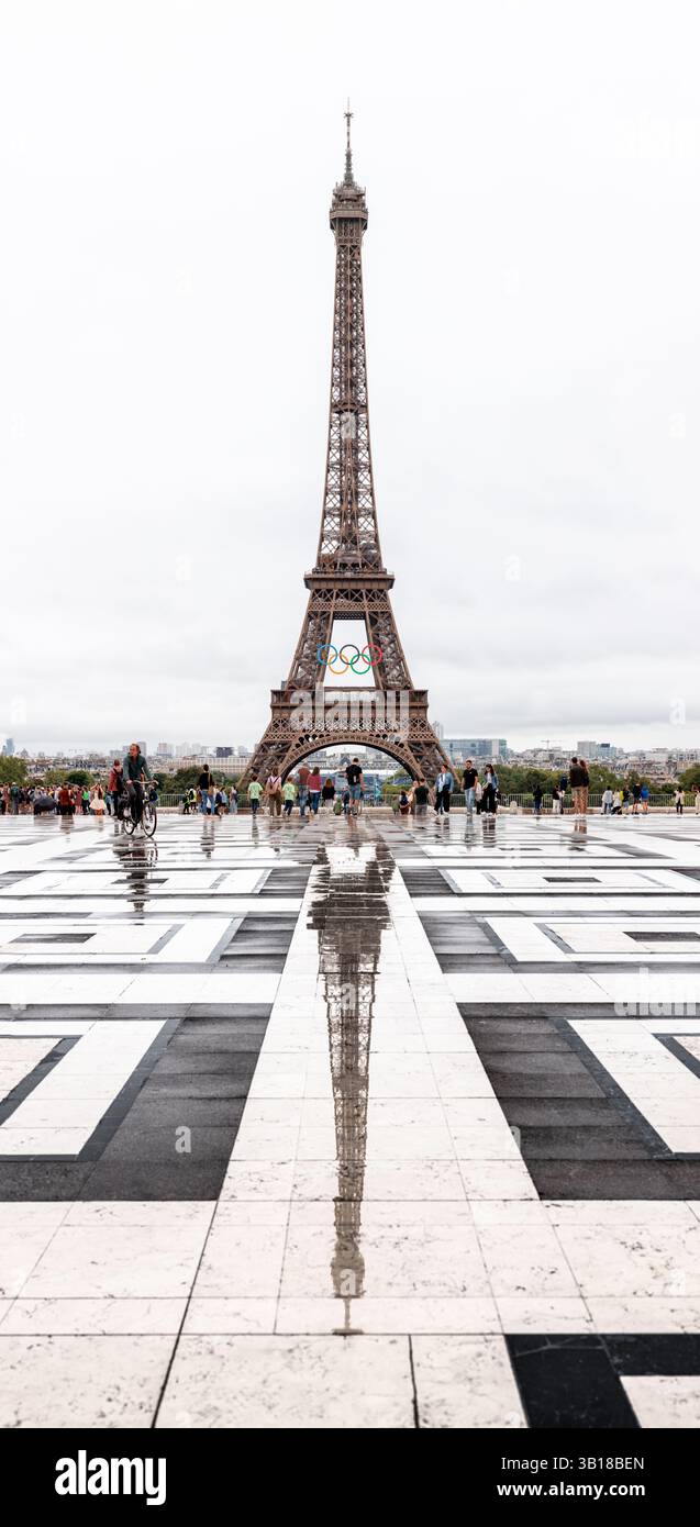 Eiffelturm Reflexion auf der Esplanade du Trocadéro, Paris, Frankreich Stockfoto