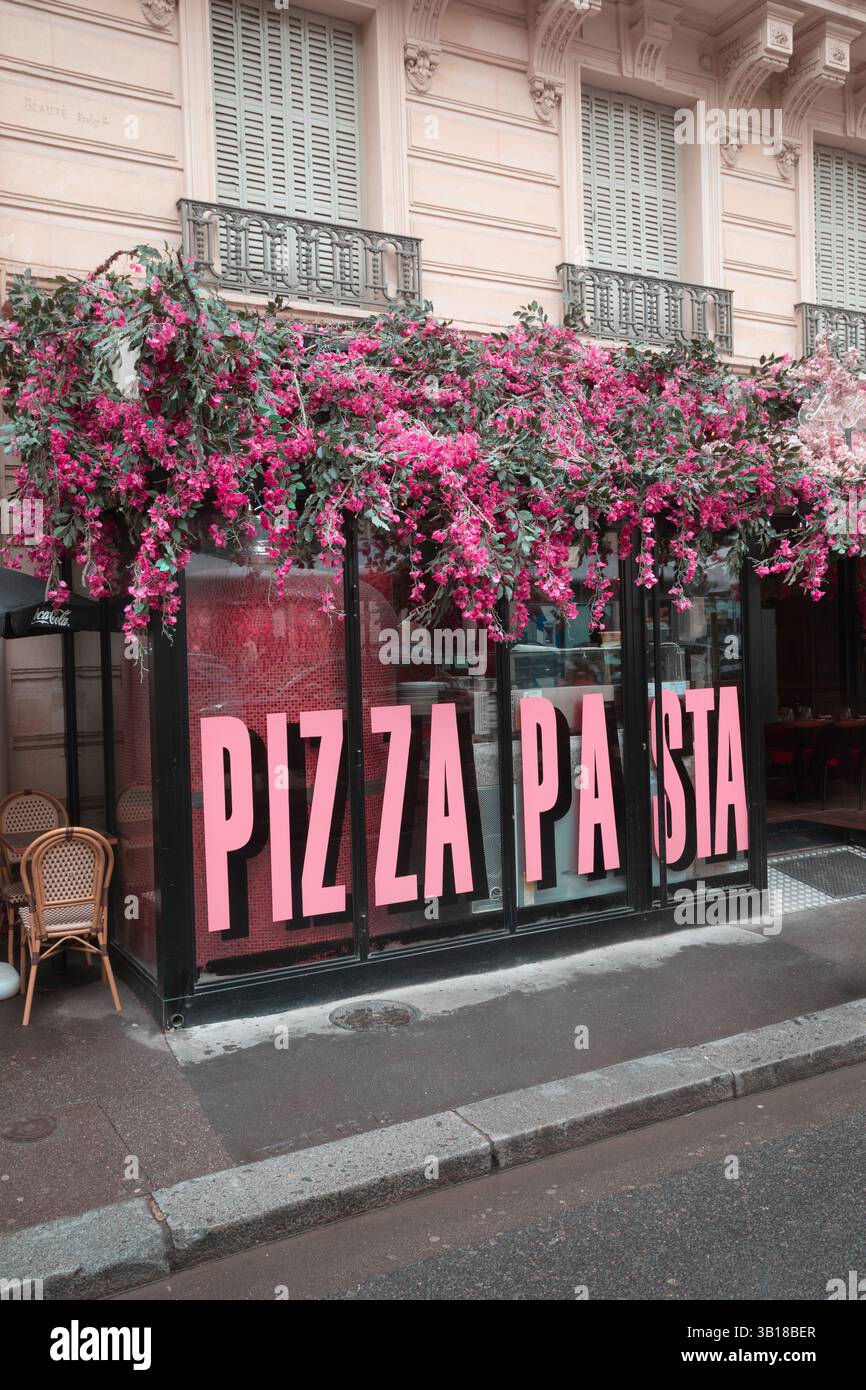 Das Restaurant La Brasserie Italienne mit einem hellen Pizza Pasta-Schild auf der Avenue Kléber, Paris, Pariser Straßenleben und lebhafter urbaner Gastronomie Stockfoto