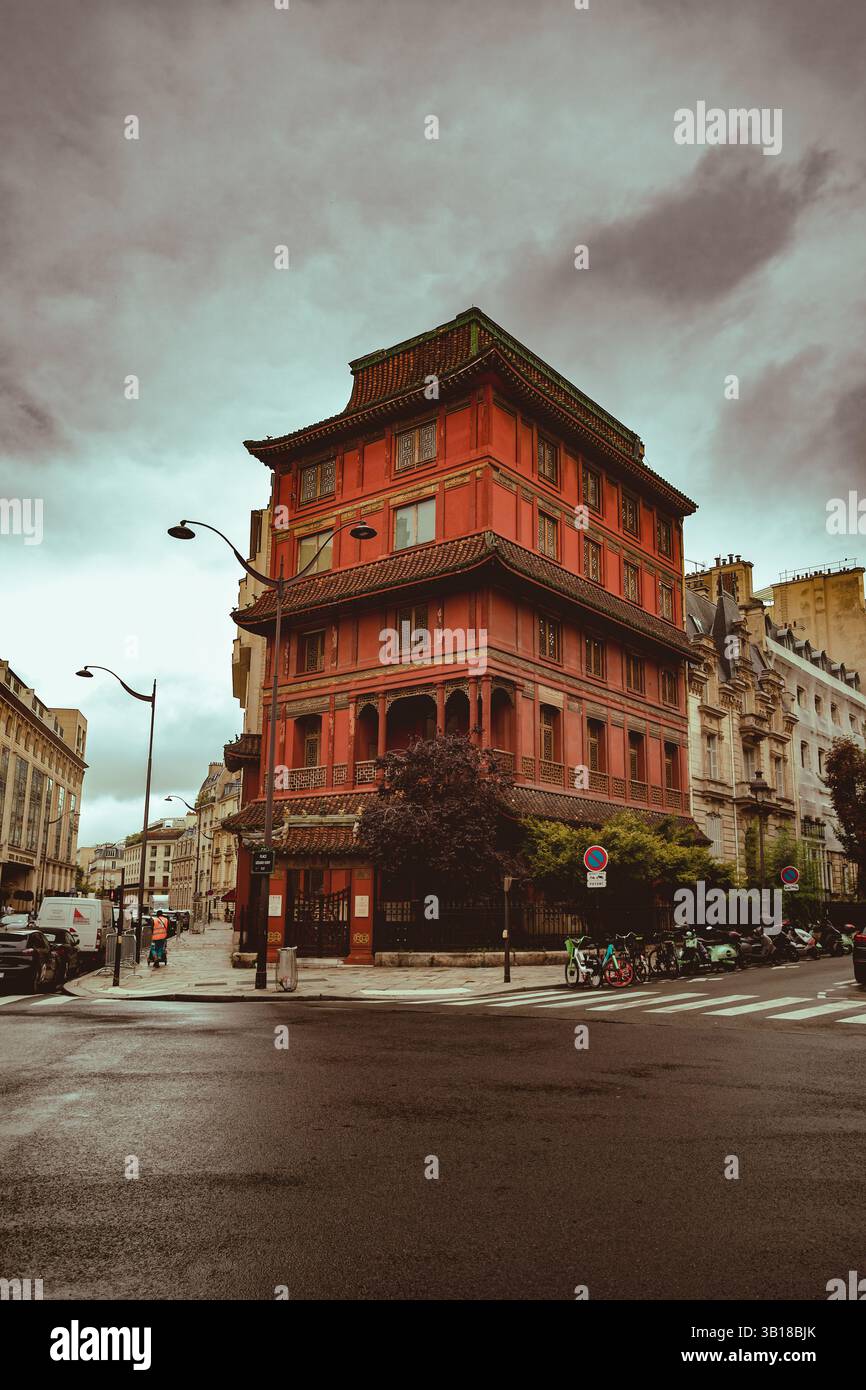 Pagoda Paris, ein ikonisches historisches Museumsgebäude am Place Gérard-Oury in Paris, Frankreich, mit unverwechselbarem orientalischem Stil. Stockfoto