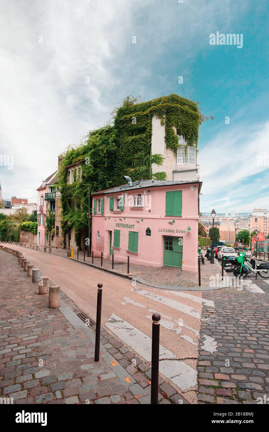 La Maison Rose, ein berühmtes pinkfarbenes Café in der Rue de l’Abreuvoir in Montmartre, Paris, Frankreich - ein beliebter historischer und künstlerischer Ort. Stockfoto