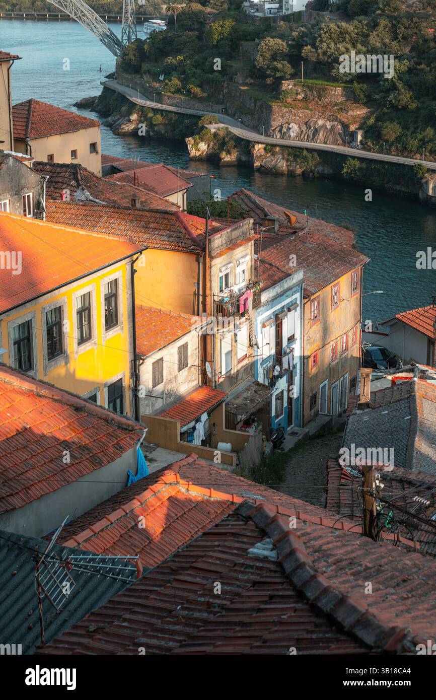 Blick auf farbenfrohe Wohngebäude im Viertel Bonfim in Porto, Portugal, mit traditioneller Architektur und lebhaften Fassaden. Stockfoto