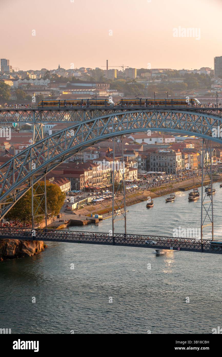 Porto, Portugal, mit der Brücke Dom Luís i, mit einem Zug, der das Oberdeck über den Fluss Douro überquert Stockfoto