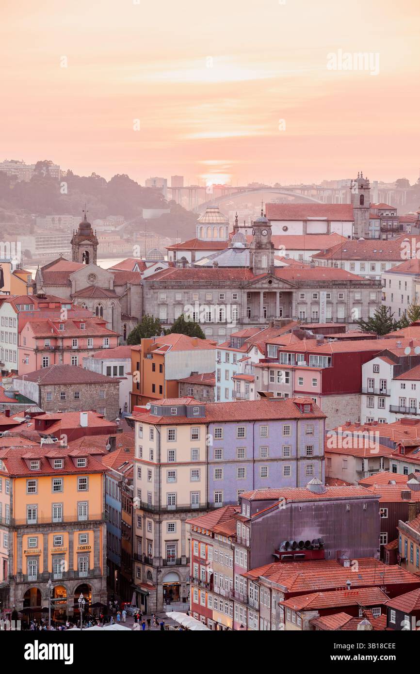 Farbenfrohe traditionelle Gebäude entlang der Uferpromenade in Porto, Portugal, mit Blick auf das Viertel Ribeira. Stockfoto
