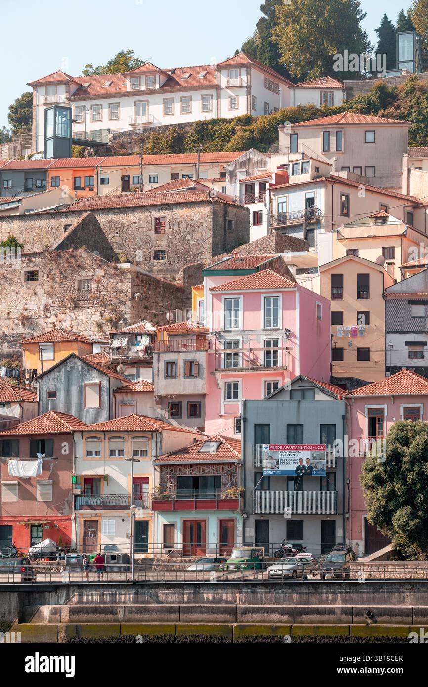 Traditionelle farbenfrohe Gebäude entlang der historischen Cais Fontaínha Straße entlang der Uferpromenade in Porto, Portugal. Stockfoto