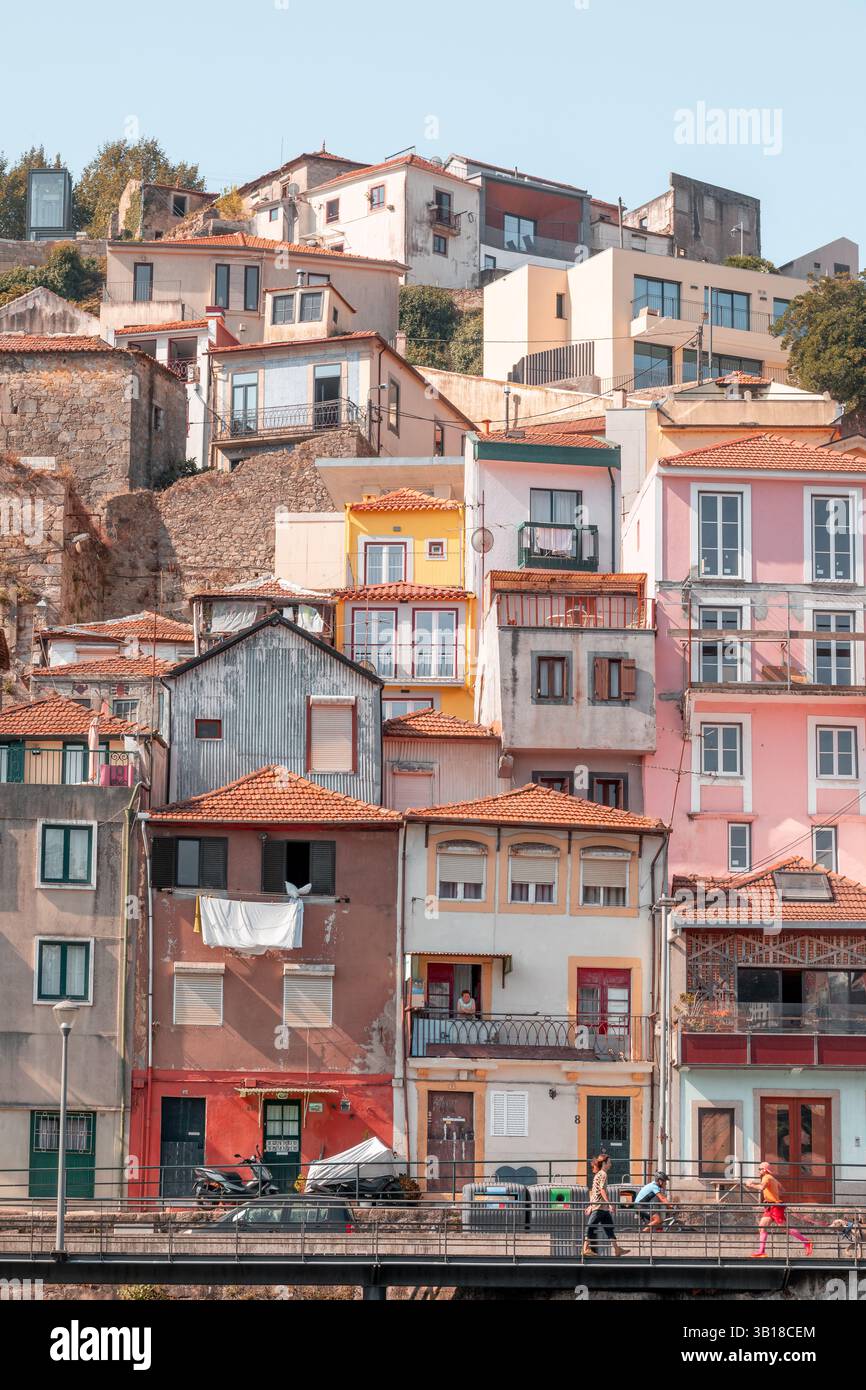 Farbenfrohe traditionelle Gebäude entlang des Cais Fontaínha Ufers in Porto, Portugal, die die historische Architektur am Fluss zeigen. Stockfoto