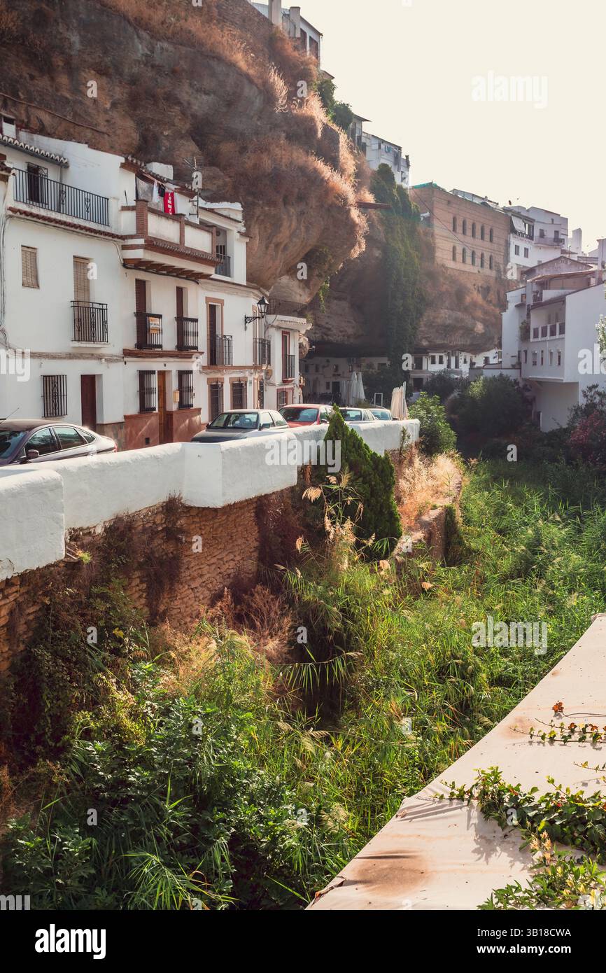 Setenil de las Bodegas, Spanien – weiß getünchte Häuser, die in Felsformationen gebaut wurden Stockfoto