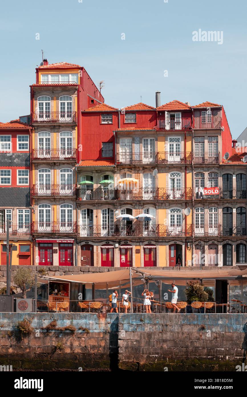 Farbenfrohe Gebäude am Ufer des Flusses Douro in Porto, Portugal, die den Charme des historischen Viertels Ribeira zum Ausdruck bringen. Stockfoto