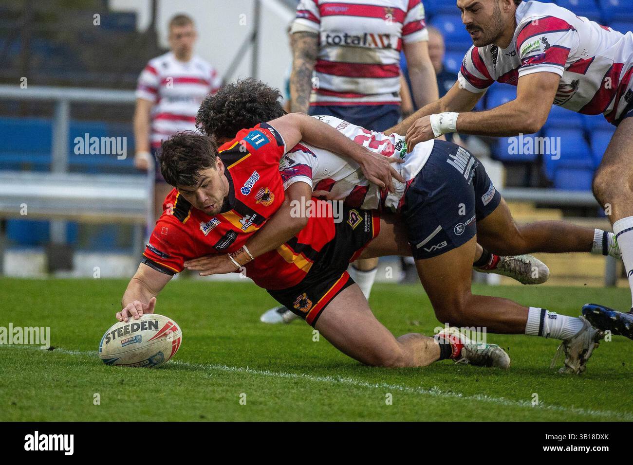Versuchen Sie Bradford *** während des Betfred Championship-Spiels zwischen Oldham Roughyeds und Bradford Bulls am 25. April 2025 im Boundary Park, Oldham, England. Foto von Simon Hall. Nur redaktionelle Verwendung, Lizenz für kommerzielle Nutzung erforderlich. Keine Verwendung bei Wetten, Spielen oder Publikationen eines einzelnen Clubs/einer Liga/eines Spielers. Quelle: UK Sports Pics Ltd/Alamy Live News Stockfoto