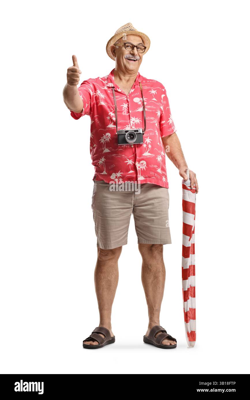 Tourist hält einen Sonnenschirm und Gesten der Daumen nach oben isoliert auf weißem Hintergrund Stockfoto