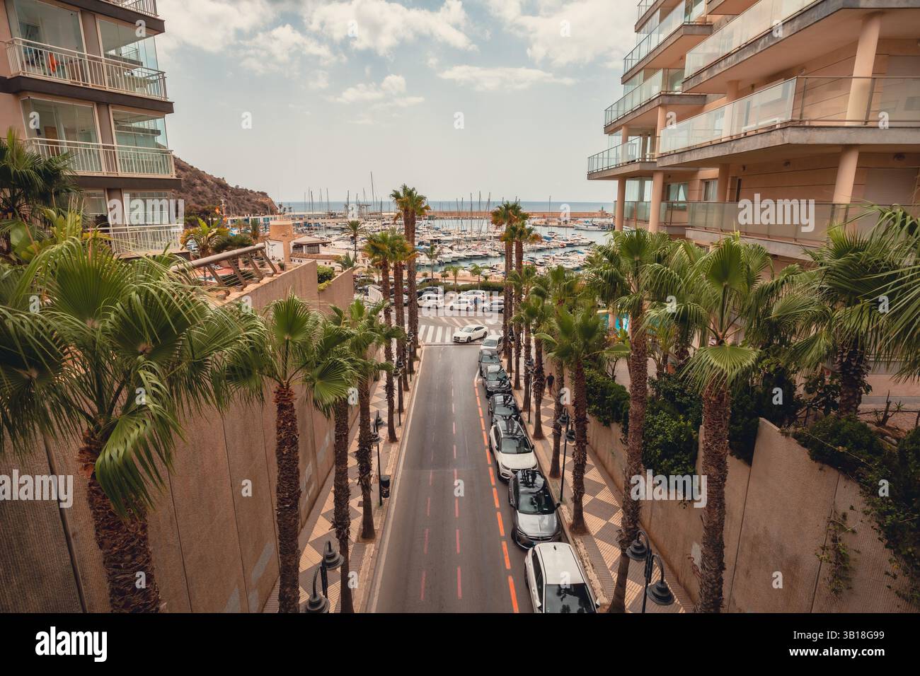 Charmanter Blick auf Port Calp in Calpe, Spanien, mit weiß getünchten Häusern mit Palmen und traditionellen spanischen Balkonen Stockfoto