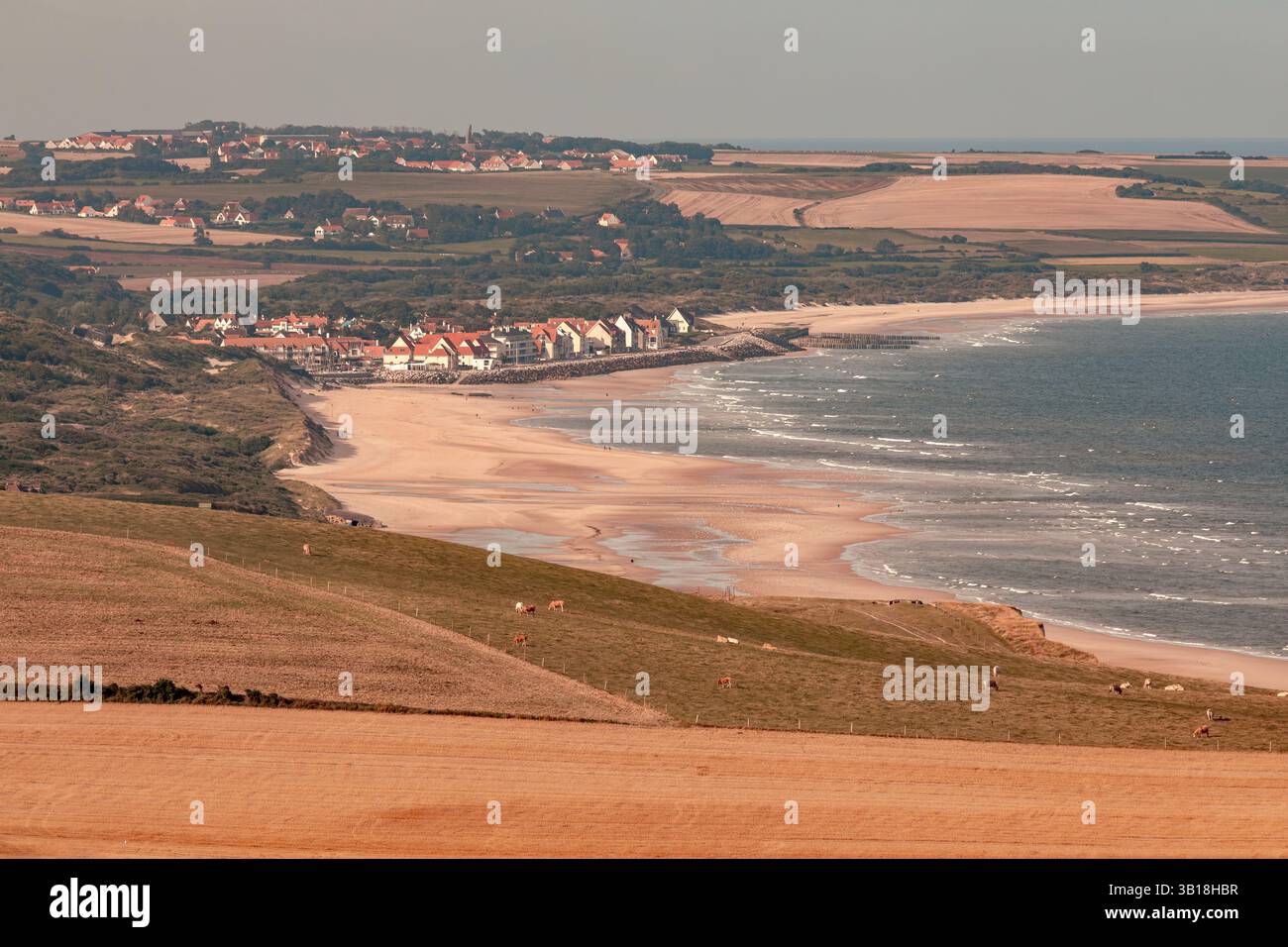 Weite Sandküste von Plage de Wissant, Frankreich, mit sanften Wellen des Ärmelkanals unter bewölktem Himmel. Stockfoto