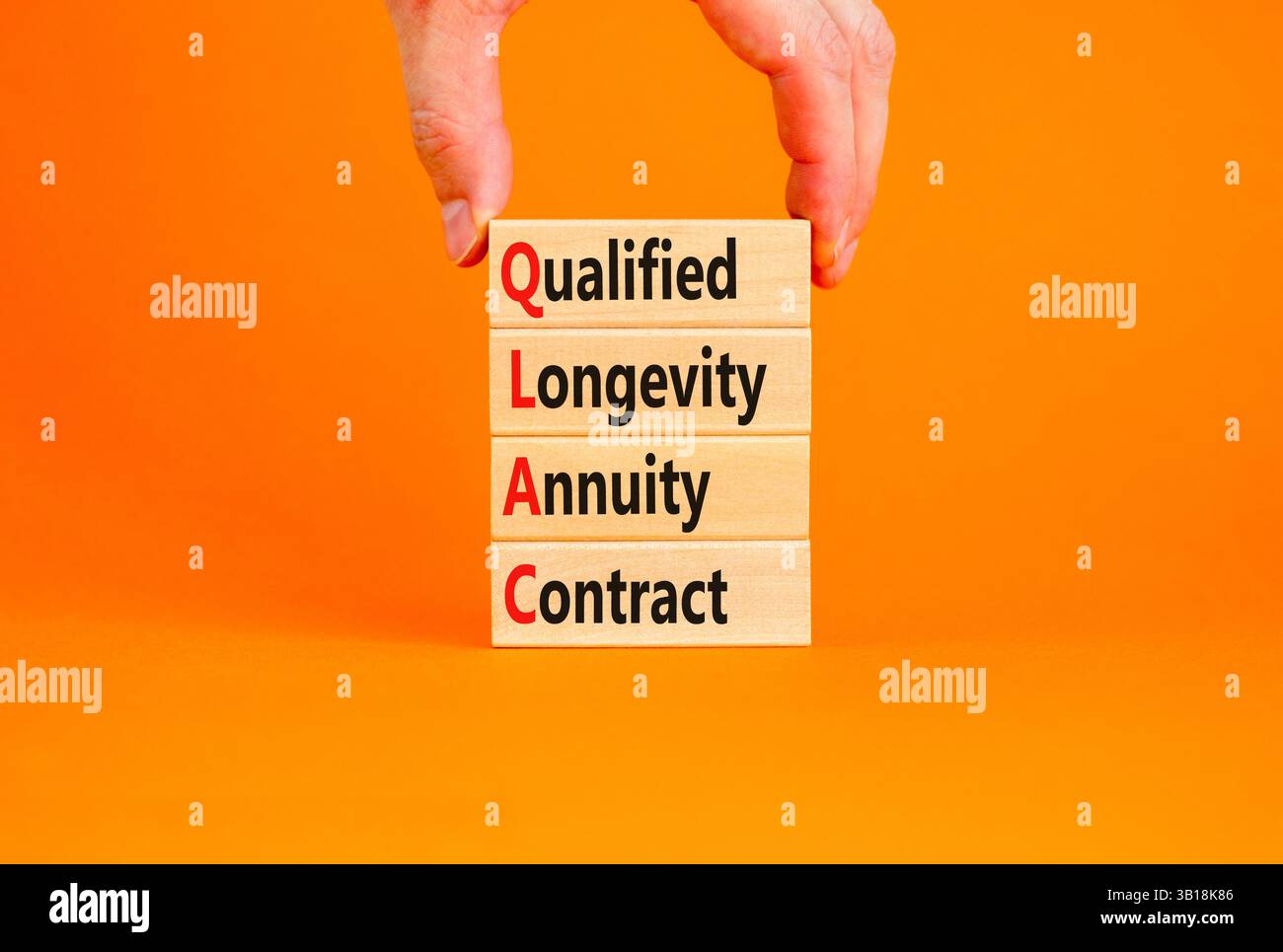 QLAC-Symbol. Concept Word QLAC qualifizierte Langlebigkeitsrenuity Contract auf schönen Holzblöcken. Wunderschöner orangefarbener Hintergrund. Business QLAC qualifizierte L Stockfoto QLAC-Symbol. Concept Word QLAC qualifizierte Langlebigkeitsrenuity Contract auf schönen Holzblöcken. Wunderschöner orangefarbener Hintergrund. Business QLAC qualifizierte L Stockfoto