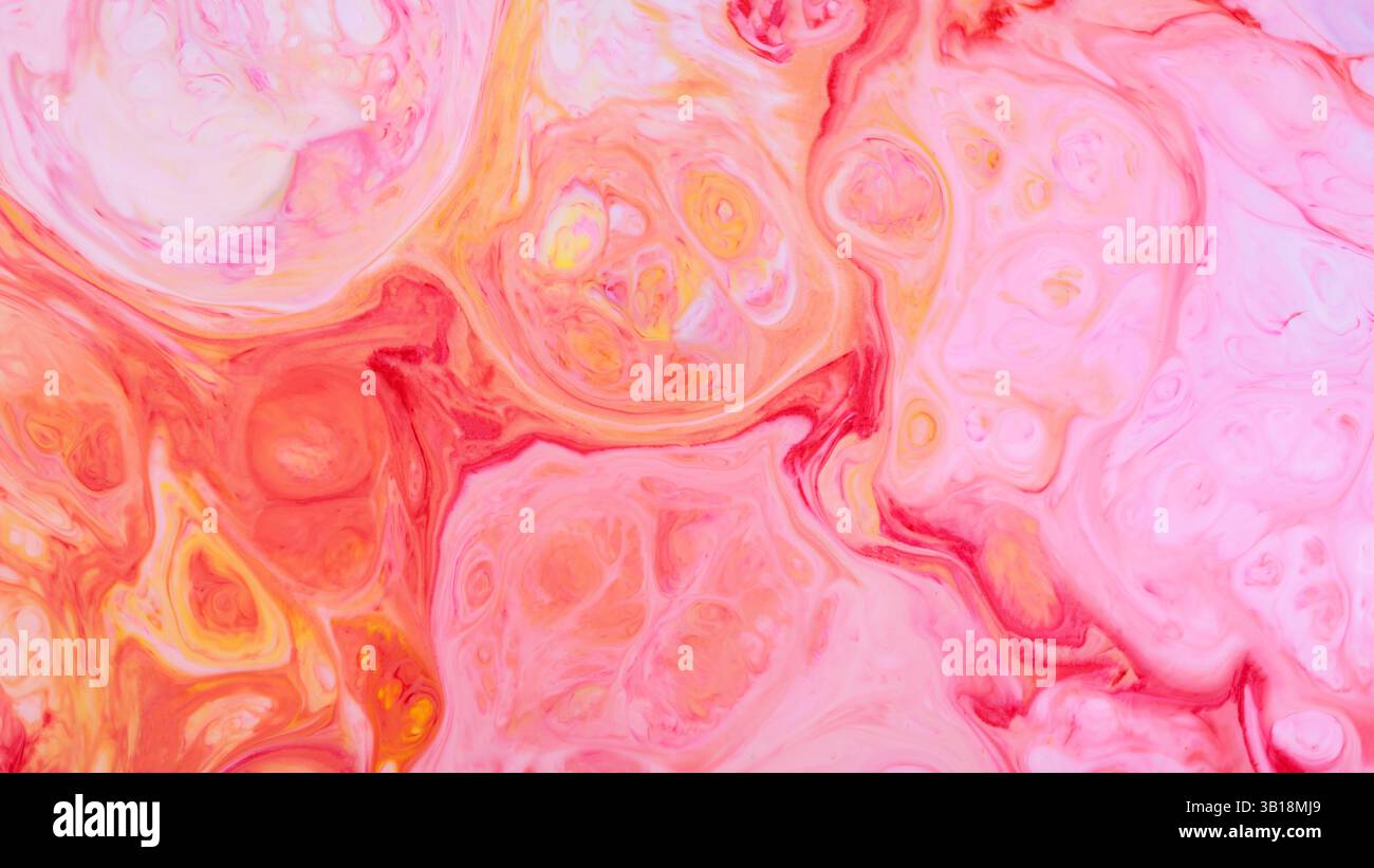 Lebendige Korallenrosa Orange flüssige Marmor-Textur mit fließenden Wirbeln, abstrakter fließender Kunst-Hintergrund Stockfoto
