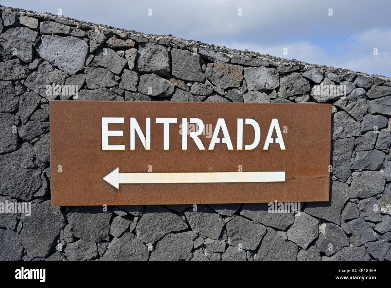 Schild, Eingang, Entrada, Besucherzentrum am Vulkan San Antonio, La Palma, Spanien *** Schild, Eingang, Entrada, Besucherzentrum am Vulkan San Antonio, La Palma, Spanien Stockfoto