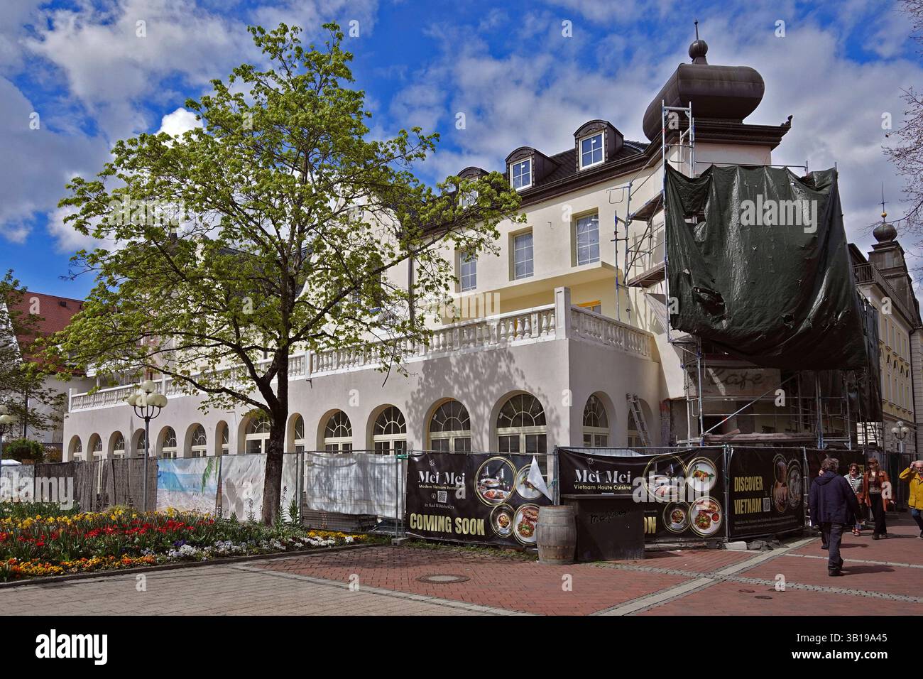 25.04.2025, Bad Wörishofen im Unterallgäu. Das derzeit in Renovierung befindliche traditionsreiche Cafe Matzberger am Denkmalplatz in der Fussgängerzone. Bald wir es im Erdgeschoß vietnamesische Spezialitäten geben und demnächst als Restaurant Mei Mei wieder eröffnen. 25.04.2025, Bad Wörishofen 25.04.2025, Bad Wörishofen *** 25 04 2025, Bad Wörishofen im Unterallgäu das traditionelle Café Matzberger am Denkmalplatz in der Fußgängerzone, das derzeit renoviert wird, serviert bald vietnamesische Spezialitäten im Erdgeschoss und wird demnächst als Restaurant Mei Mei 25 04 2025, Bad wieder eröffnet Stockfoto