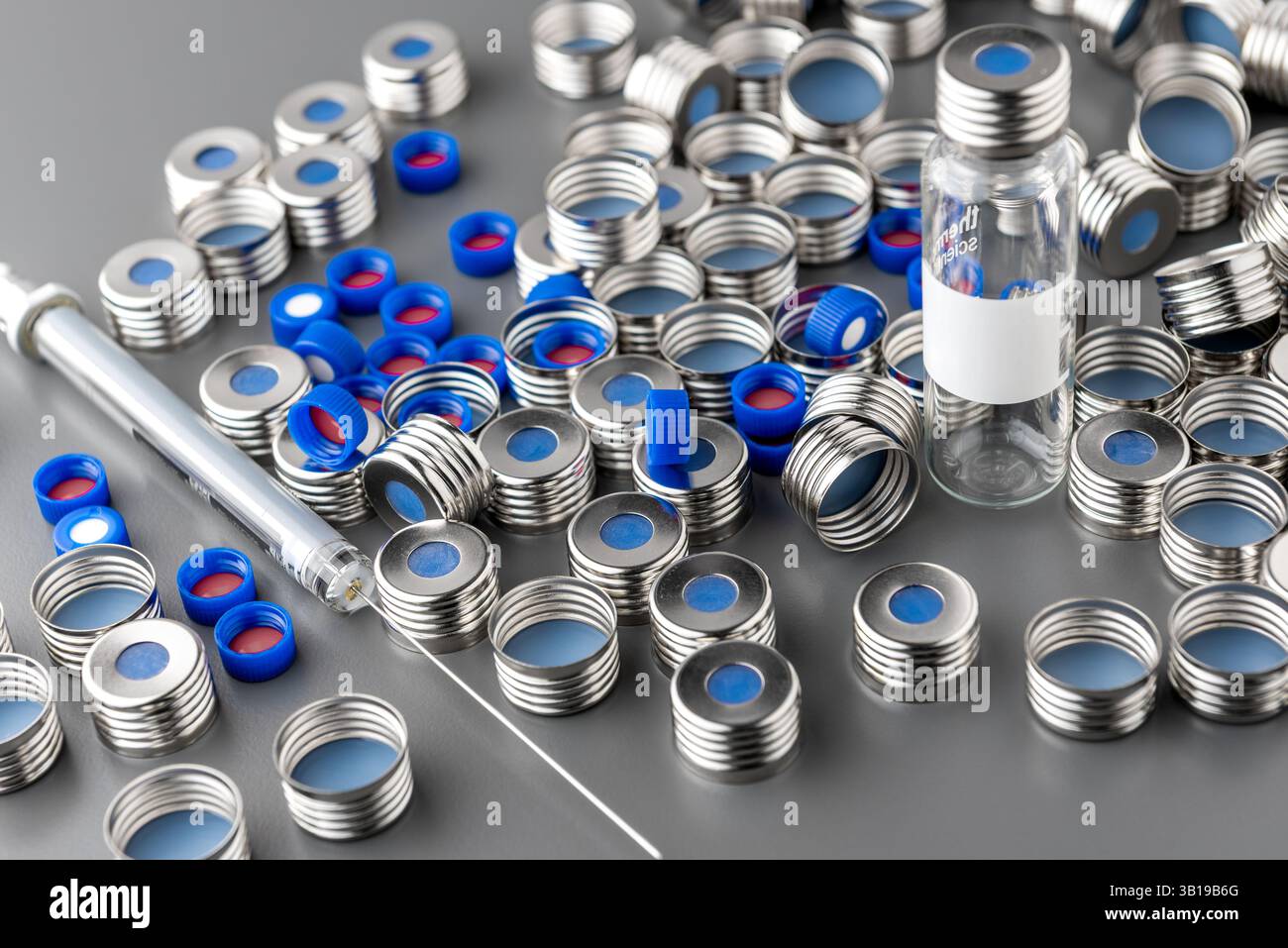 Kreisförmige Metallkappe mit Gummiseptum für Durchstechflaschen, Spritze. HPLC, Gaschromatographie-Messung, Fläschchen für Autosampling. Stockfoto