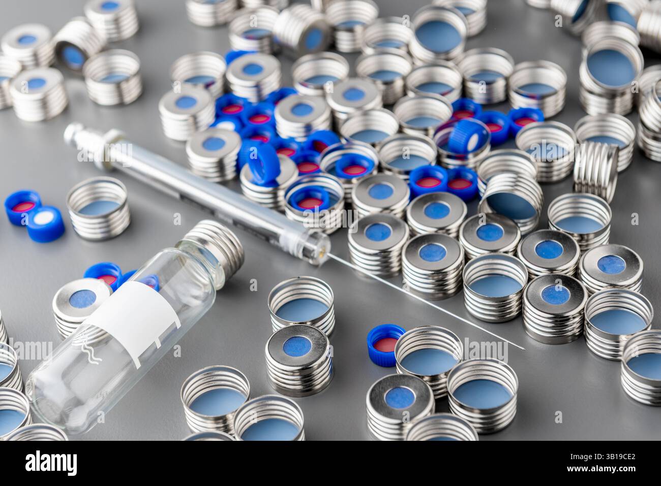 Kreisförmige Metallkappe mit Gummiseptum für Durchstechflaschen, Spritze. HPLC, Gaschromatographie-Messung, Fläschchen für Autosampling. Stockfoto