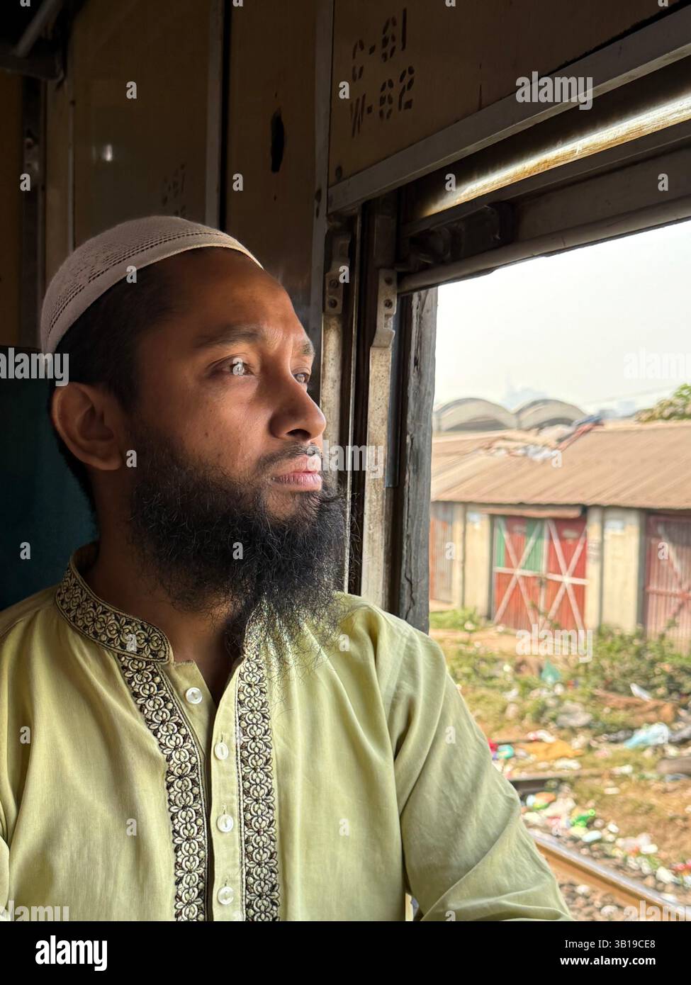 Bangladeschi Mann, der mit dem Zug reist, Dhaka, Bangladesch Stockfoto