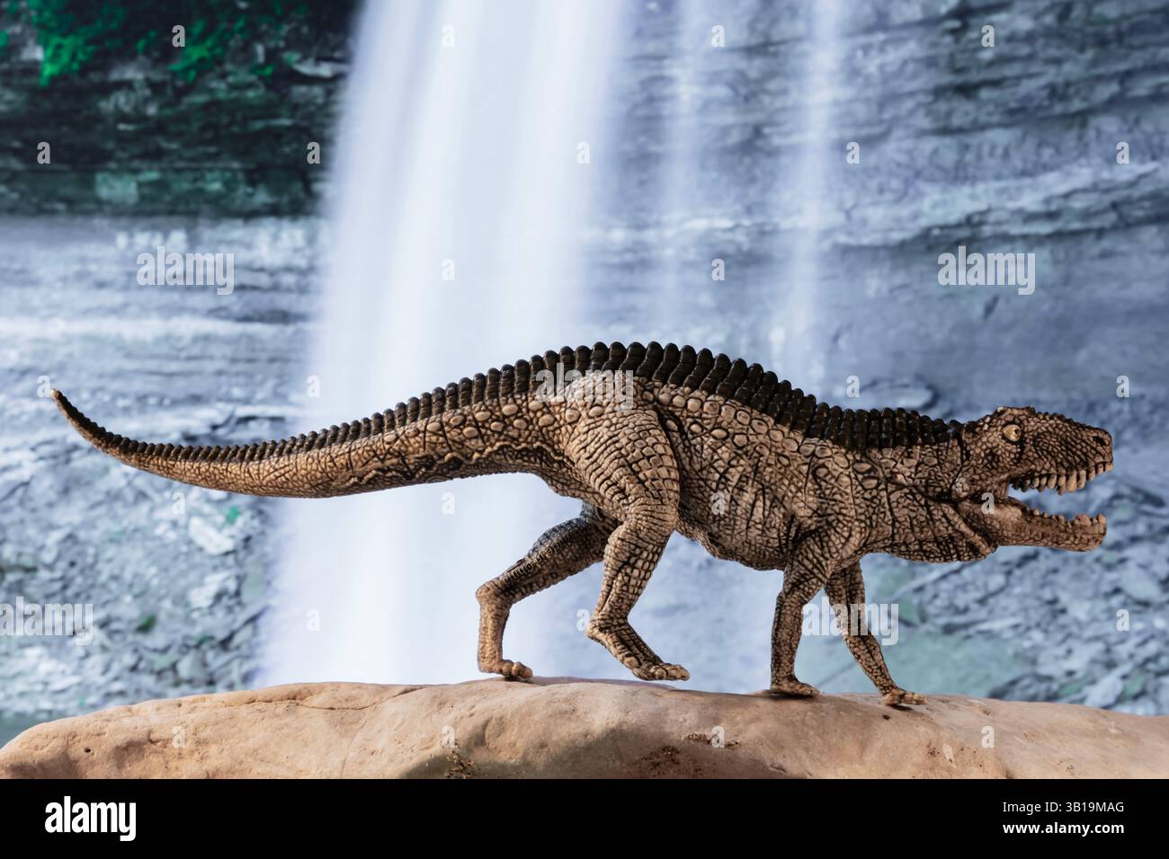 Als Dinosauriermörder, aber kein Dinosaurier, hängt ein Postosuchus in der späten Trias an einem lokalen Wasserfall ab. Stockfoto