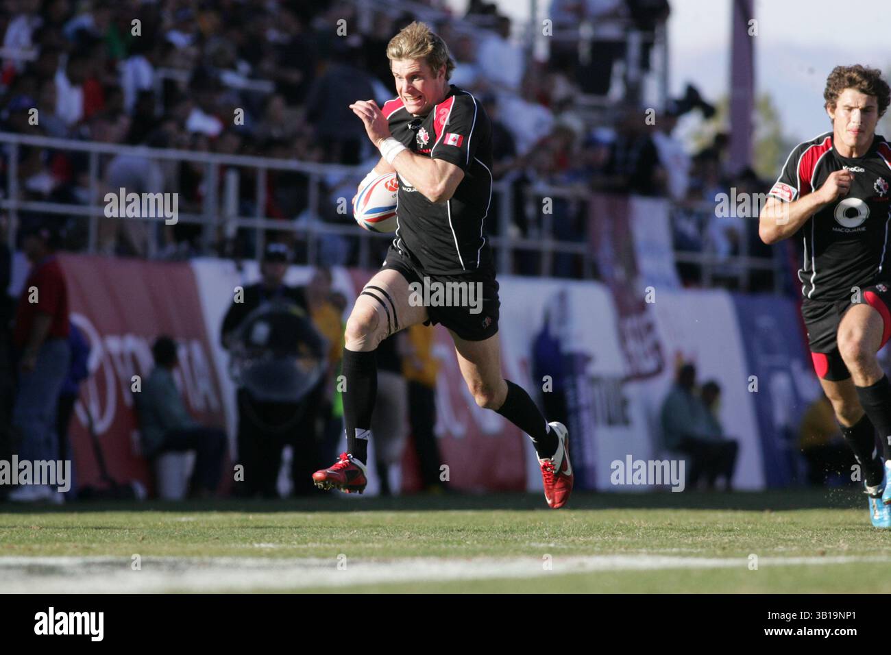 13. Februar 2011: Kanadier Matt Evans (rot) gegen Struan Dewar aus Schottland während eines Rugby-Spiels zwischen Soctland und Kanada während der HSBC USA Sevens World Series im Sam Boyd Stadium in Las Vegas, NV. Scotland Edges Canada 21-19(Bild: © Josh Holmberg/Cal Sport Media/ZUMAPRESS.com) Stockfoto