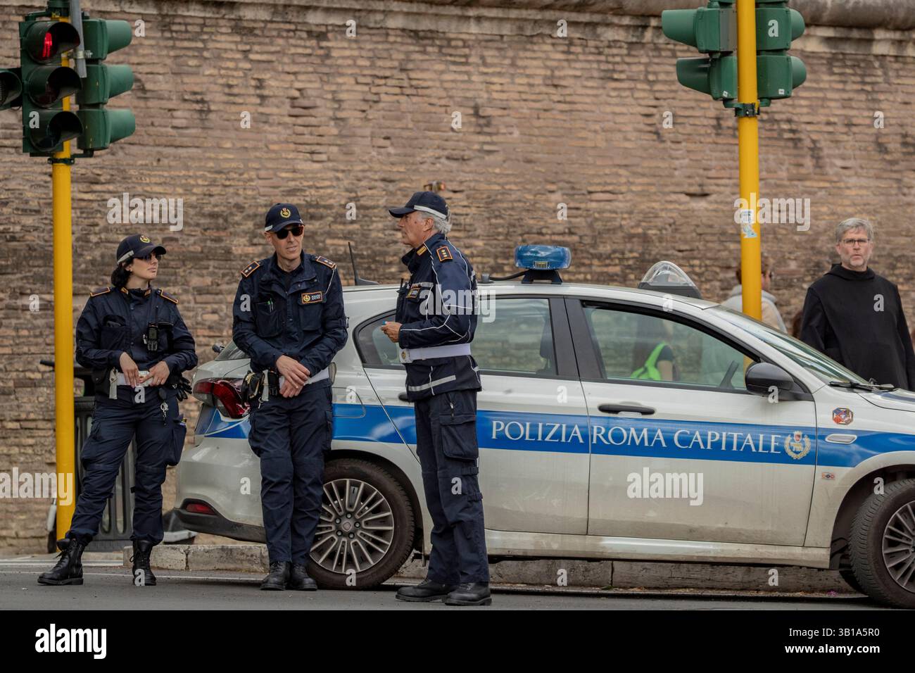 Vatikanstadt, Südeuropa. April 2025. Beamte der Polizia Roma Capitale tauschen ihre Worte aus, während sie am Freitag, den 25. April 2025, in der Nähe der Vatikanstadt in Rom, Italien, präsent sind. Die Vorbereitungen für die Beerdigung von Papst Franziskus gehen weiter. (VX Photo/Vudi Xhymshiti) Credit: VX Pictures/Alamy Live News Stockfoto