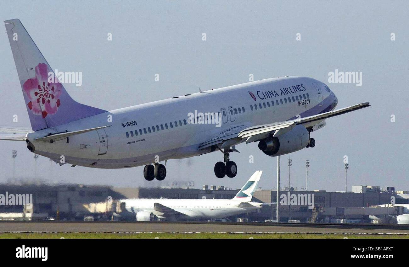 17. Februar 2011 - CHINA - UN avion comercial perteneciente a la compania taiwanesa China Airlines aterrizo (Foto) por primera vez en 54 anos, en el aeropuerto de Shanghai procedente de Taipei, lo que supone un hecho historico desde la fundacion de la Republica Popular China en 1949. (Kreditbild: © El Tiempo/GDA/ZUMAPRESS.com) Stockfoto