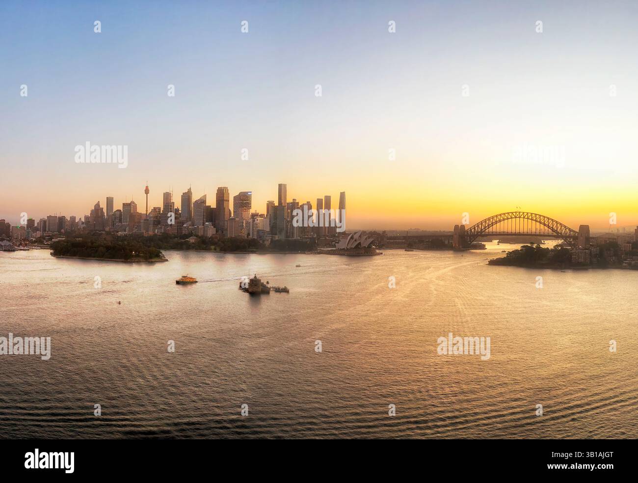 Farbenfrohe Skyline des Hafens von Sydney bei Sonnenuntergang aus der Vogelperspektive. Stockfoto