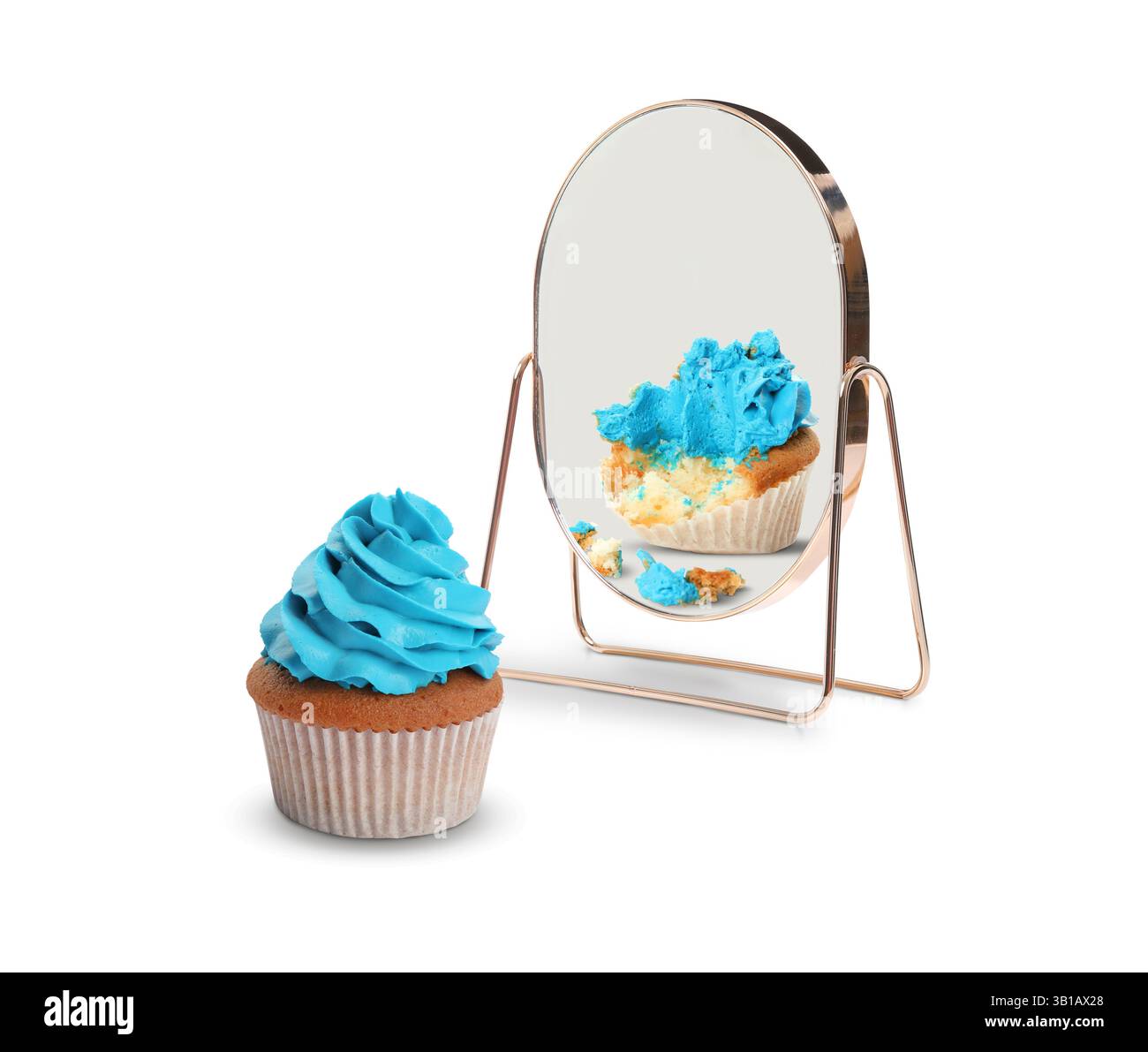 Der ganze Cupcake spiegelt sich im Spiegel als gebissener, weißer Hintergrund. Im Gegenteil, Kontrast, Differenz Stockfoto